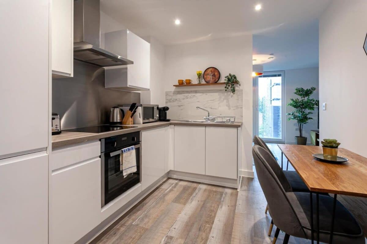 Superb 2 Bed Flat 5Min To Old Trafford Stadium Manchester Eksteriør billede